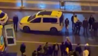 Diyarbakır&rsquo;da otomobil motosiklete &ccedil;arptı: 1 yaralı