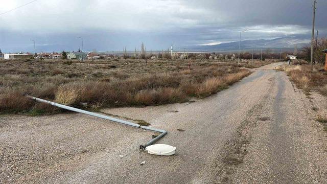 Aydınlatma direği yol ortasına devrildi, faciadan dönüldü 2