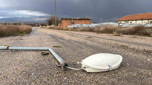 Aydınlatma direği yol ortasına devrildi, faciadan dönüldü 1