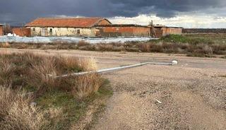 Aydınlatma direği yol ortasına devrildi, faciadan d&ouml;n&uuml;ld&uuml;