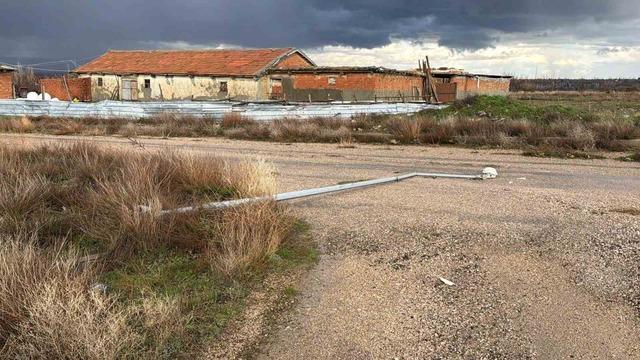 Aydınlatma direği yol ortasına devrildi, faciadan dönüldü