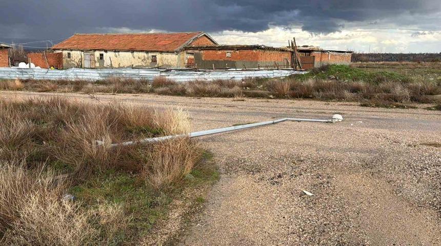 Aydınlatma direği yol ortasına devrildi, faciadan d&ouml;n&uuml;ld&uuml;