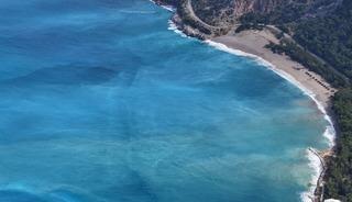 Fethiye'de sağanak sonrası &Ouml;l&uuml;deniz turkuaz renge b&uuml;r&uuml;nd&uuml;