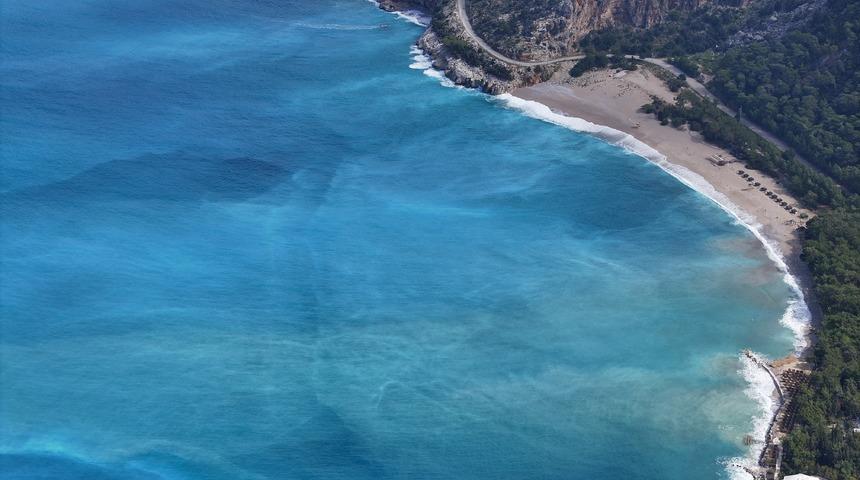 Fethiye'de sağanak sonrası &Ouml;l&uuml;deniz turkuaz renge b&uuml;r&uuml;nd&uuml;