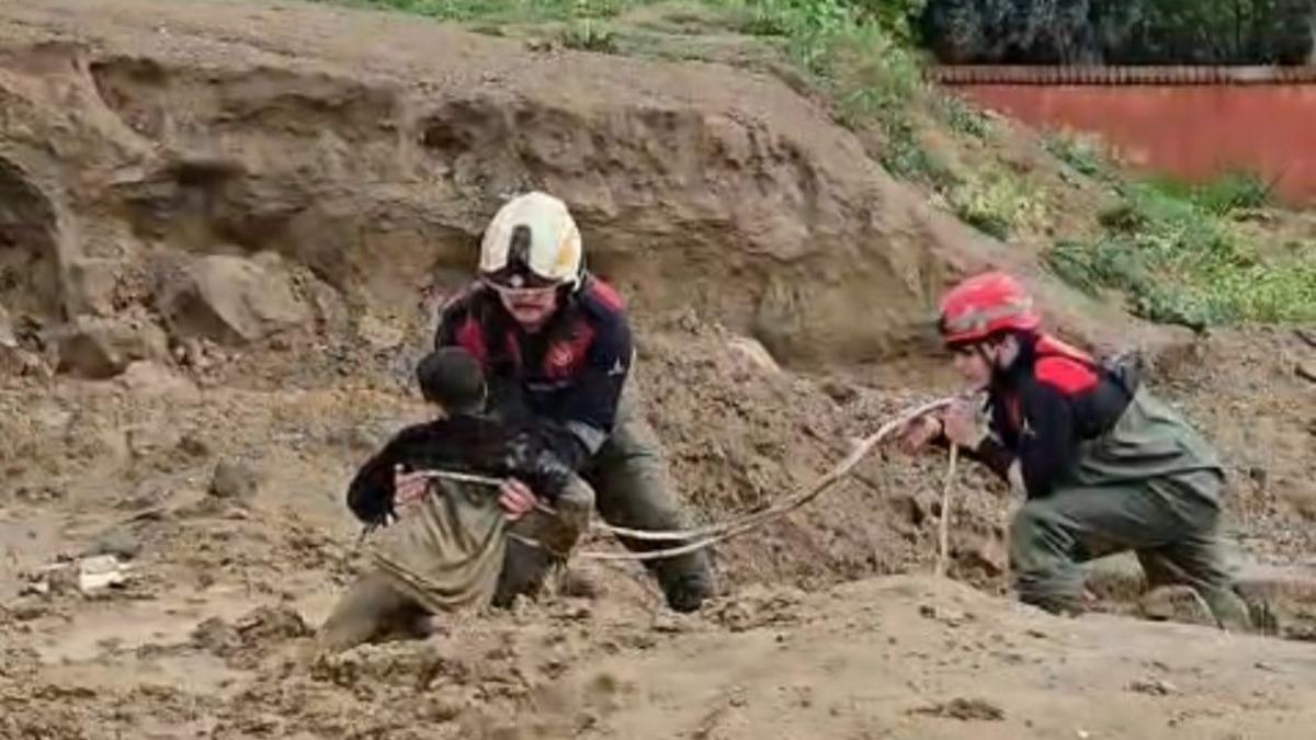 İzmir'de oyun oynarken çamura saplanan iki çocuk kurtarıldı