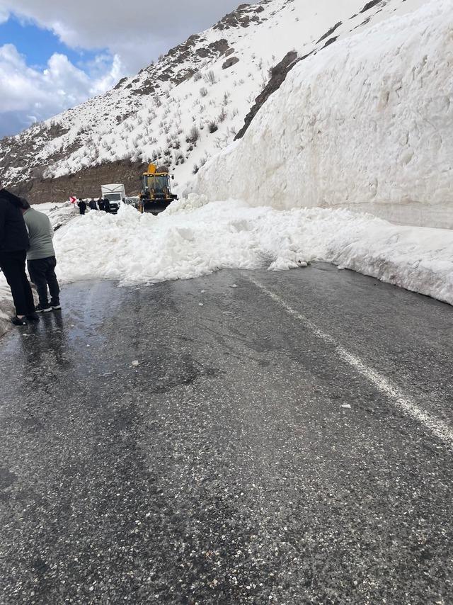 Hakkari- Şırnak kara yolu &ccedil;ığ nedeniyle kapandı 3