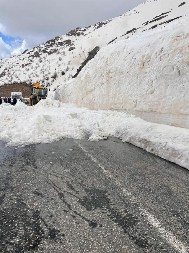 Hakkari- Şırnak kara yolu &ccedil;ığ nedeniyle kapandı 1
