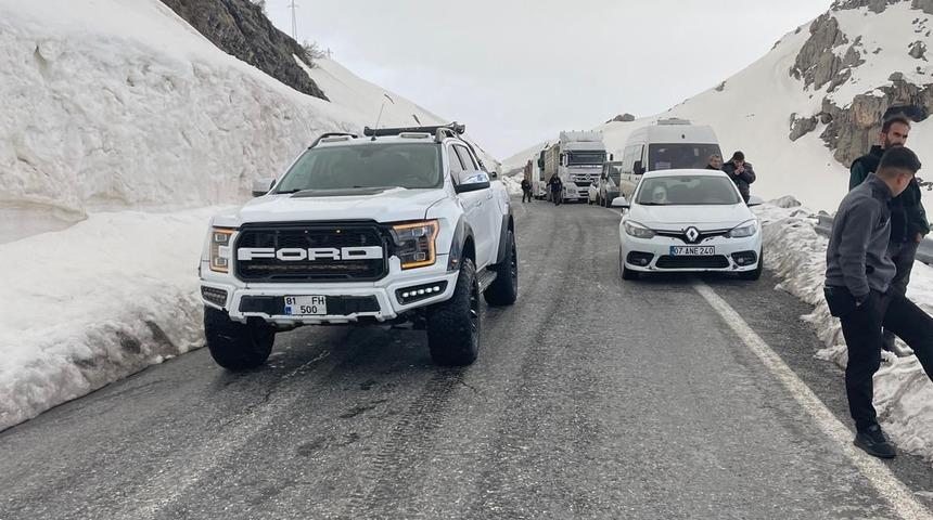 Hakkari- Şırnak kara yolu &ccedil;ığ nedeniyle kapandı