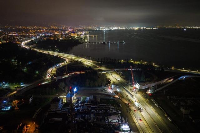 Kocaeli’de 700 tonluk vinçle 9 saatlik gece operasyonu 2