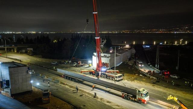 Kocaeli’de 700 tonluk vinçle 9 saatlik gece operasyonu
