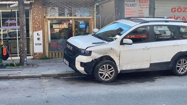 Otomobil park halindeki araca çarpıp takla attı 3