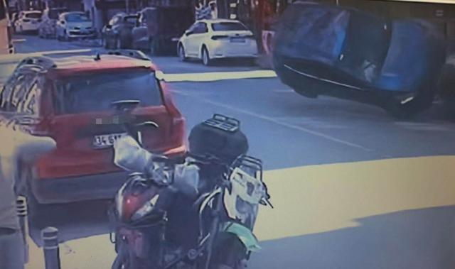 Otomobil park halindeki araca çarpıp takla attı 1