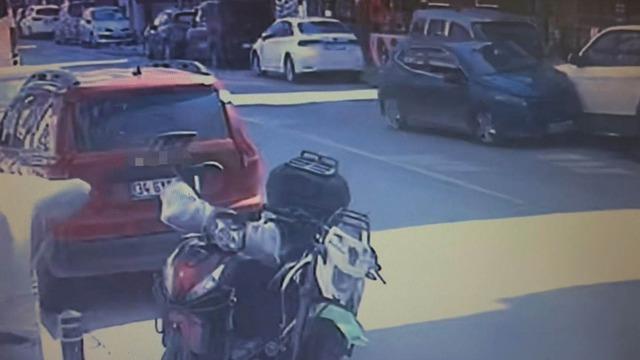 Otomobil park halindeki araca çarpıp takla attı