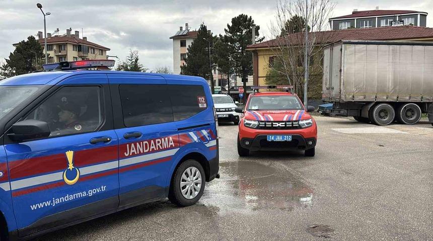 Bolu Belediyesi&rsquo;nde y&uuml;r&uuml;t&uuml;len soruşturmada g&ouml;zaltına alınan 3 kişi adliyeye sevk edildi