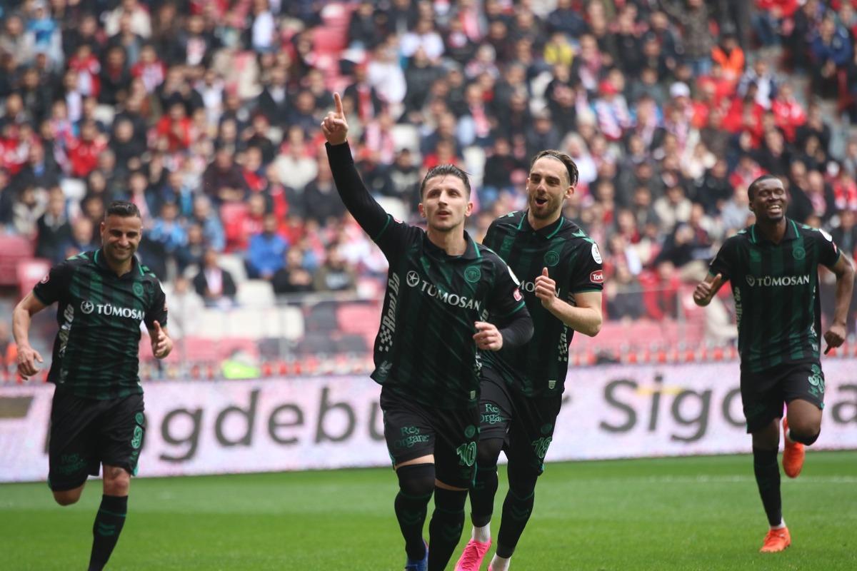 Bu ma&ccedil;ta yok yok: 4 gol, 2 kırmızı kart, son saniye penaltısı... İnanılmaz son! 3