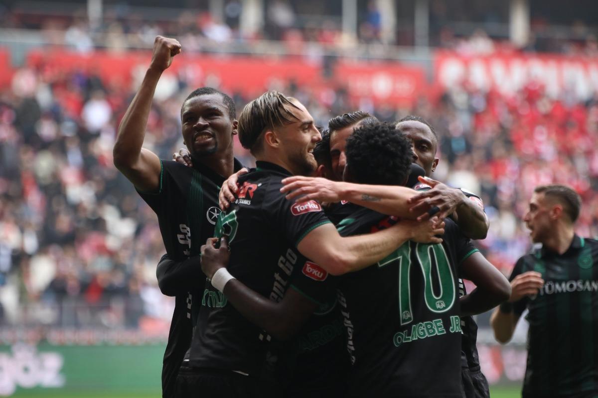 Bu ma&ccedil;ta yok yok: 4 gol, 2 kırmızı kart, son saniye penaltısı... İnanılmaz son! 1