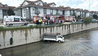Kocaeli'de dereye d&uuml;şen kamyonetin s&uuml;r&uuml;c&uuml;s&uuml; &ouml;ld&uuml;