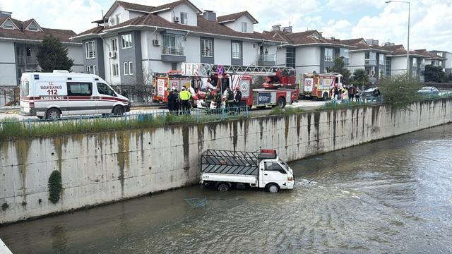 Kocaeli'de dereye düşen kamyonetin sürücüsü öldü