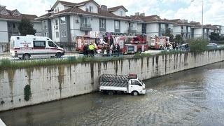 Kocaeli'de dereye düşen kamyonetin sürücüsü hayatını kaybetti