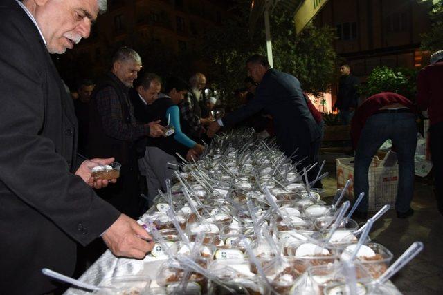 Osmaniye Belediyesi Miraç Kandili’nde camilerde helva ikram etti