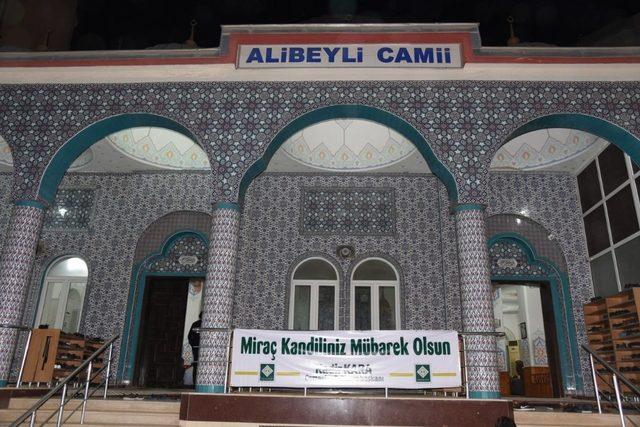 Osmaniye Belediyesi Miraç Kandili’nde camilerde helva ikram etti