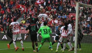 Bu ma&ccedil;ta yok yok: 4 gol, 2 kırmızı kart, son saniye penaltısı... İnanılmaz son!