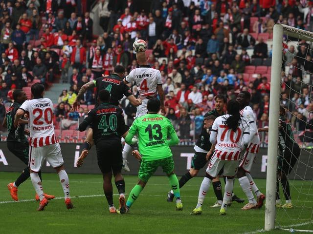 Bu ma&ccedil;ta yok yok: 4 gol, 2 kırmızı kart, son saniye penaltısı... İnanılmaz son!