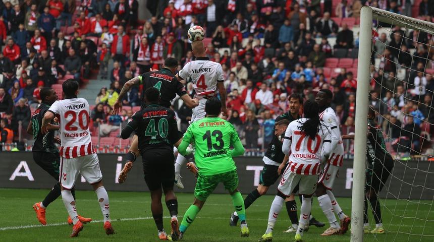 Bu ma&ccedil;ta yok yok: 4 gol, 2 kırmızı kart, son saniye penaltısı... İnanılmaz son!