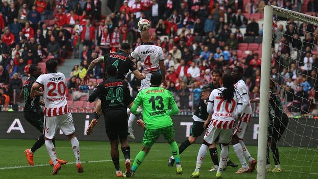 Bu maçta yok yok: 4 gol, 2 kırmızı kart, son saniye penaltısı... İnanılmaz son!