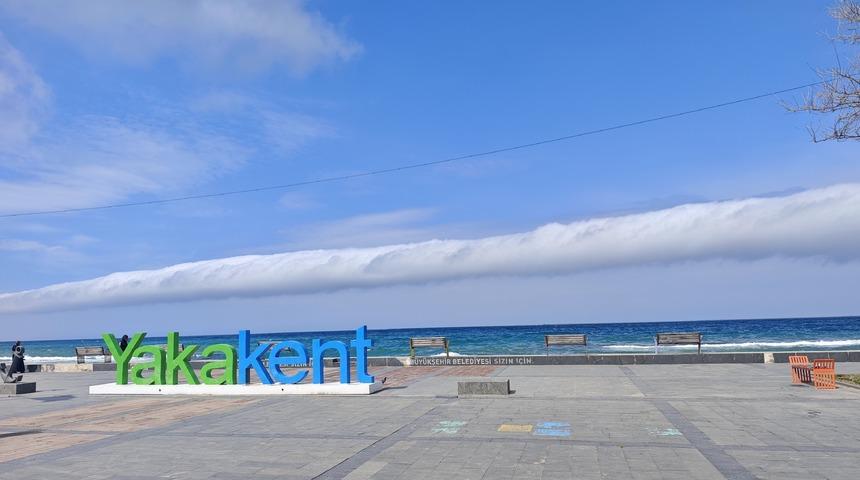 Nadir g&ouml;r&uuml;l&uuml;yor! Karadeniz'de rulo bulut oluştu
