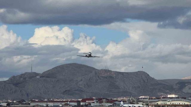 Kalp hastası bebek ambulans u&ccedil;akla İstanbul&rsquo;a sevk edildi 6