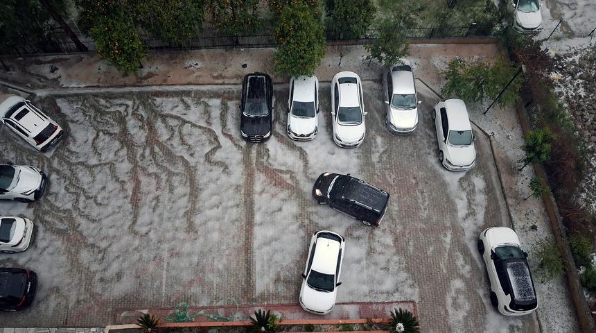 Adana&rsquo;da sağanak ve dolu yağışı etkili oldu! Cadde ve sokaklar beyaza b&uuml;r&uuml;nd&uuml;