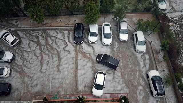 Adana’da sağanak ve dolu yağışı etkili oldu! Cadde ve sokaklar beyaza büründü