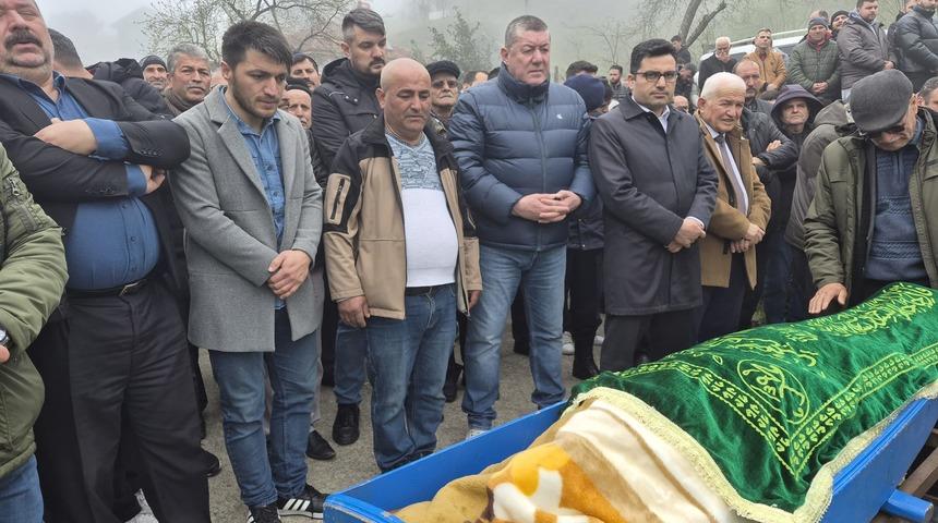 D&uuml;şt&uuml;ğ&uuml; g&ouml;lette bal&ccedil;ığa saplanıp boğulmuştu! 12 yaşındaki Emircan toprağa verildi 