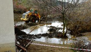 Tavşanlı'da g&ouml;let taştı, bir ev ve ahır sular altında kaldı