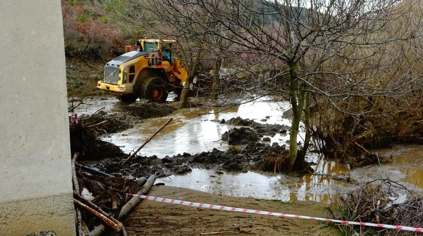 Tavşanlı'da g&ouml;let taştı, bir ev ve ahır sular altında kaldı 