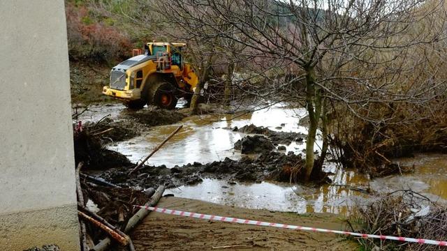 Tavşanlı'da gölet taştı, bir ev ve ahır sular altında kaldı 