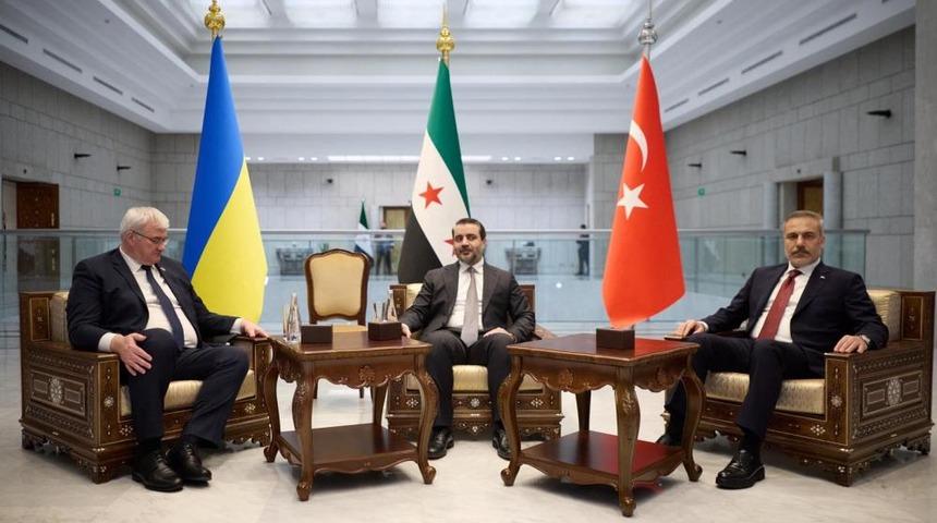 Dışişleri Bakanı Fidan, Suriyeli ve Ukraynallı mevkidaşları ile &uuml;&ccedil;l&uuml; g&ouml;r&uuml;şme ger&ccedil;ekleştirdi