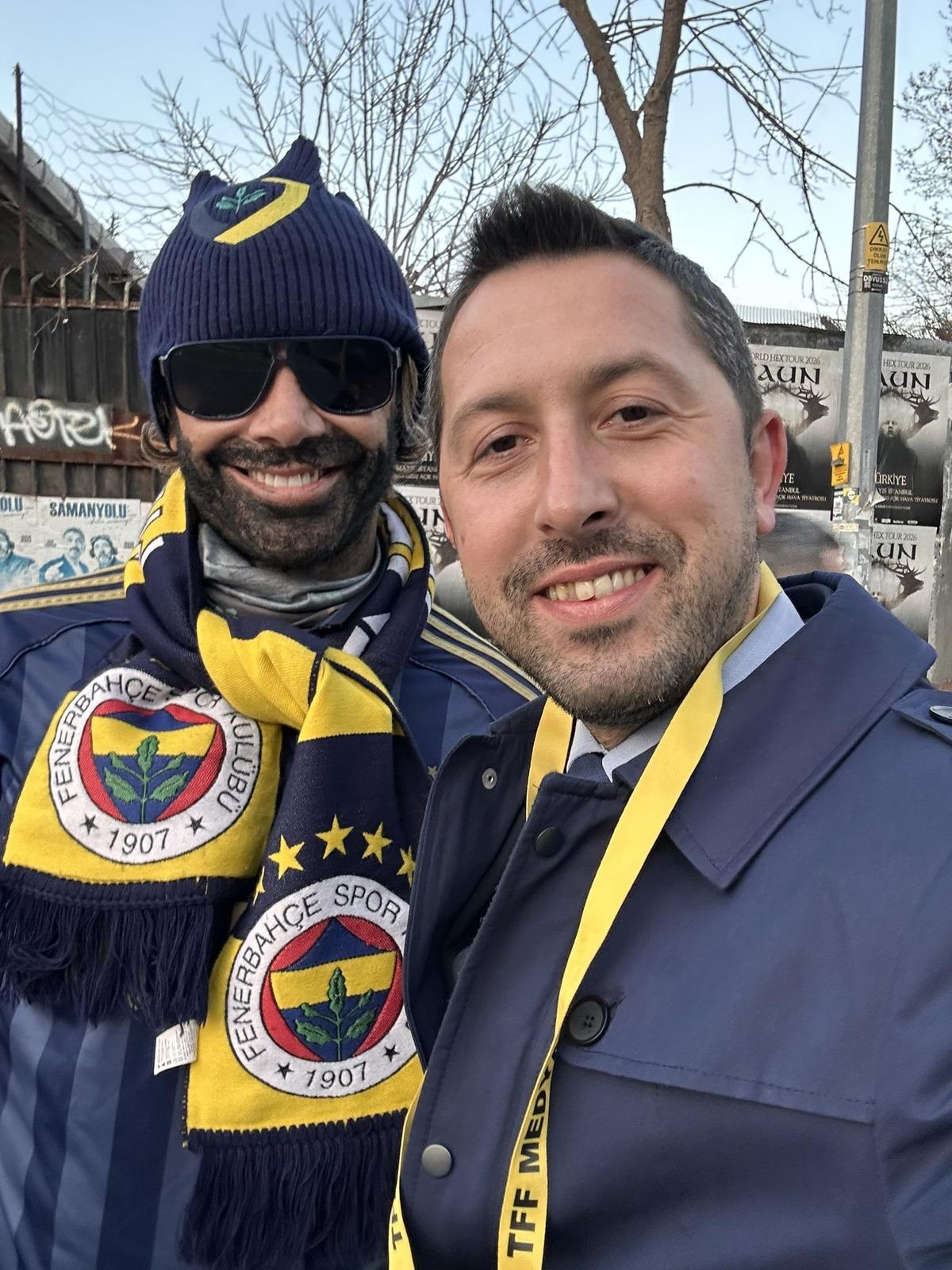 Fenerbah&ccedil;e-Beşiktaş derbisinde &ccedil;ok s&uuml;rpriz isim! Gizlice stada geldi, g&ouml;zl&uuml;k takıp sakalını boyadı 1