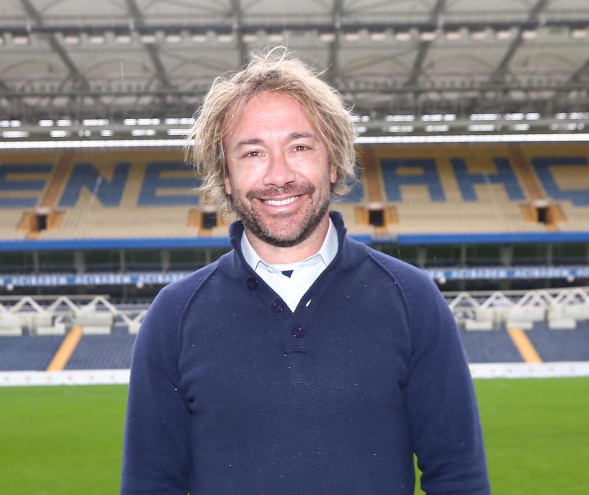 Fenerbah&ccedil;e-Beşiktaş derbisinde &ccedil;ok s&uuml;rpriz isim! Gizlice stada geldi, g&ouml;zl&uuml;k takıp sakalını boyadı 2