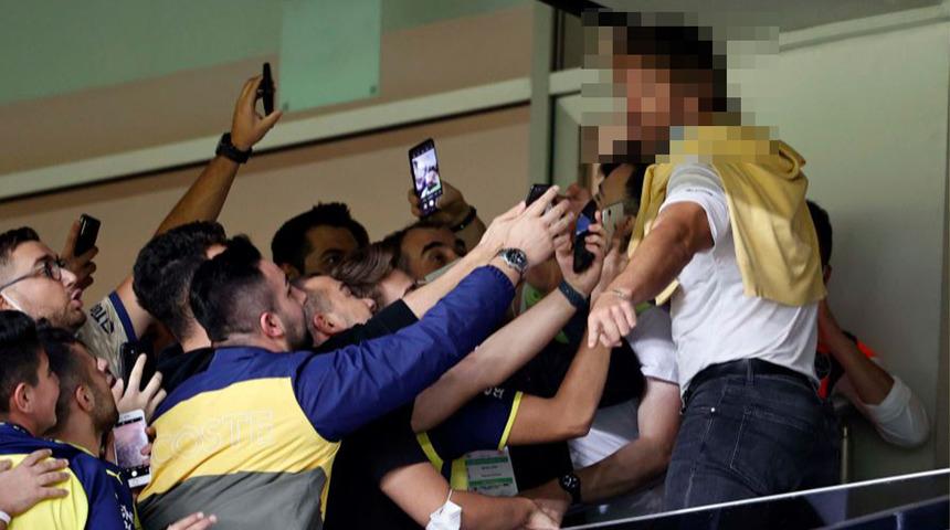 Fenerbah&ccedil;e-Beşiktaş derbisinde &ccedil;ok s&uuml;rpriz isim! Gizlice stada geldi, g&ouml;zl&uuml;k takıp sakalını boyadı