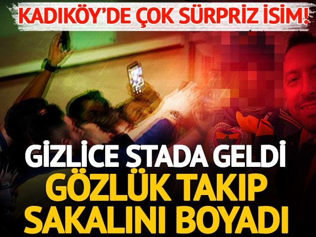 Fenerbah&ccedil;e-Beşiktaş derbisinde &ccedil;ok s&uuml;rpriz isim! Gizlice stada geldi, g&ouml;zl&uuml;k takıp sakalını boyadı