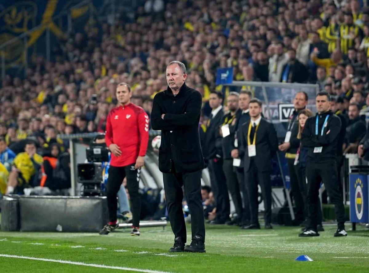 SON DAKİKA: Fenerbah&ccedil;e derbisinde Beşiktaş ta Murillo kafa travması ge&ccedil;irdi!  2