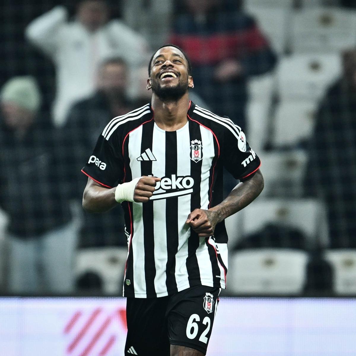 SON DAKİKA: Fenerbah&ccedil;e derbisinde Beşiktaş ta Murillo kafa travması ge&ccedil;irdi!  1