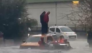 Adana'da g&ouml;le d&ouml;nen yolda mahsur kalan ara&ccedil;taki 2 kişi kurtarıldı