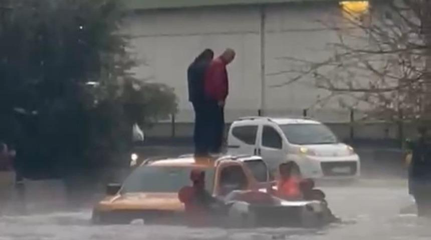 Adana'da g&ouml;le d&ouml;nen yolda mahsur kalan ara&ccedil;taki 2 kişi kurtarıldı