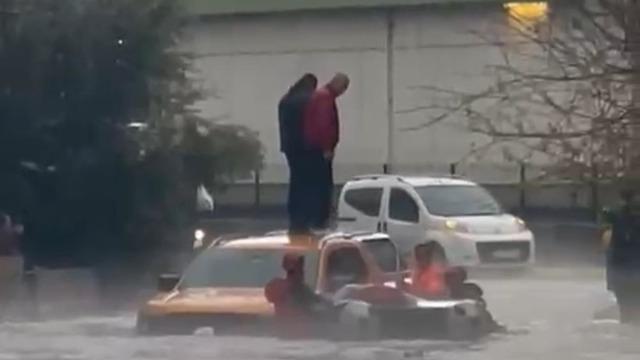 Adana'da göle dönen yolda mahsur kalan araçtaki 2 kişi kurtarıldı