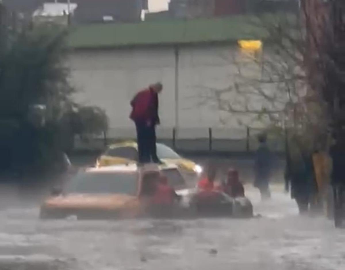 Adana da göle dönen yolda mahsur kalan araçtaki 2 kişi kurtarıldı 1