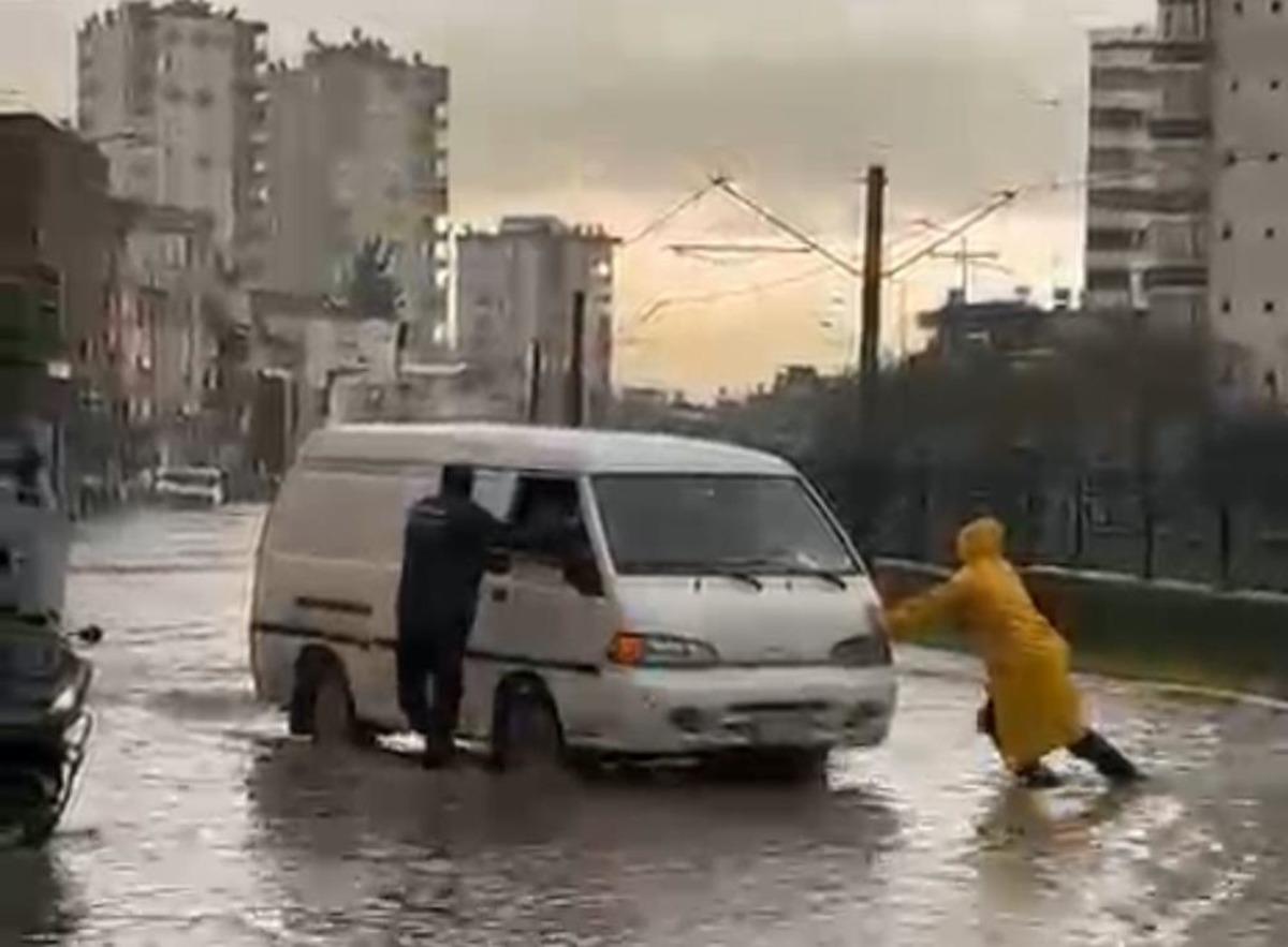Adana da göle dönen yolda mahsur kalan araçtaki 2 kişi kurtarıldı 2