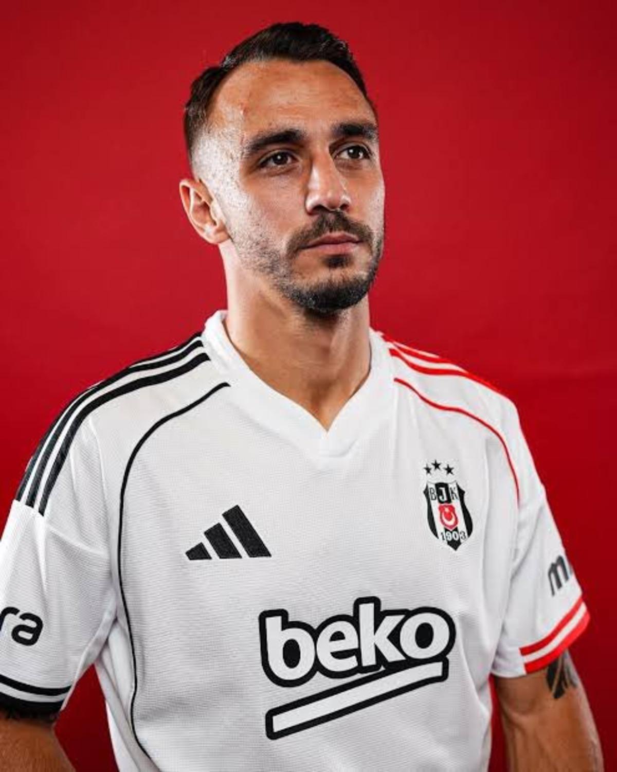 Derbide taraftarın tepkisi dinmiyor! O isim performansıyla sa&ccedil; baş yoldurdu 1